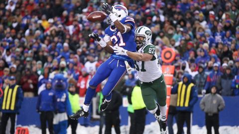 Leodis McKelvin, de los Bills de Buffalo, intercepta un pase en la zona de anotación en el cuarto periodo, una de las jugadas clave en la derrota de los Jets.