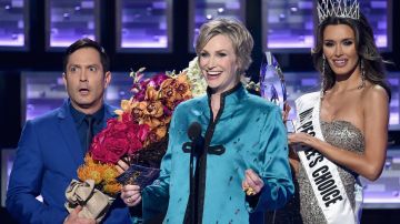 Actor Thomas Lennon, host Jane Lynch, and Miss Colombia Ariadna Gutierrez perform onstage during the People's Choice Awards 2016