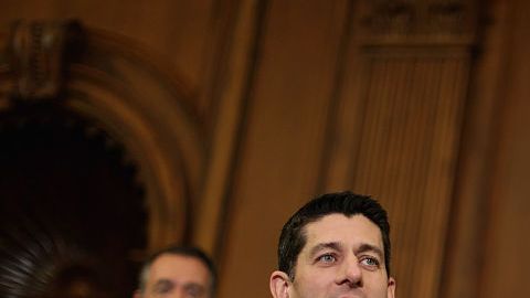 El líder del Congreso, Paul Ryan (R-WI), presentó una nueva legislación que busca eliminar Obamacare, durante una ceremonia en el Salón Rayburn del Capitolio.