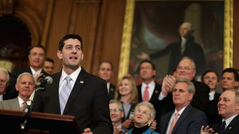 El líder del Congreso, Paul Ryan (R-WI), presentó una nueva legislación que busca eliminar Obamacare, durante una ceremonia en el Salón Rayburn del Capitolio.