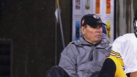 Ben Roethlisberger saliendo lesionado del partido de Wild Card de la AFC en Cincinnati, Ohio.
