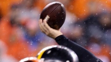 Ben Roethlisberger tiene una lesión en el hombro derecho, pero de todas maneras se espera que juegue el domingo en Denver.