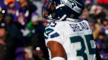 El pateador Blair Walsh, de Minnesota, conecta desviado su intento de gol de campo de 27 yardas en los segundos finales, para que Seattle sobreviviera en los playoffs.