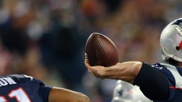 Tom Brady, quaterback de Nueva Inglaterra, superó los problemas en su tobillo y brilló lanzando para 302 yardas, dos pases de anotación y corrió para un touchdown. Foto: Getty Images.