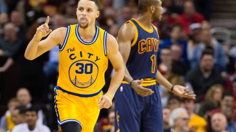 Stephen Curry anotó 35 puntos y ya no tuvo necesidad de jugar en el cuarto periodo contra Cleveland.