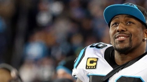 Thomas Davis tuvo que dejar el juego anterior de los Panthers tras sufrir fractura en el brazo derecho, pero planea jugar el 7 de febrero.