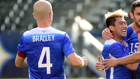Jugadores del Team USA felicitan a Steve BirnBaum #15 por el gol de la victoria ante Islandia.