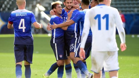 Jugadores del Team USA felicitan a Steve BirnBaum #15 por el gol de la victoria ante Islandia.