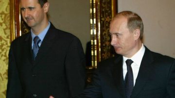 Russian President Vladimir Putin (R) receives Syrian President Bashar al-Assad (L)