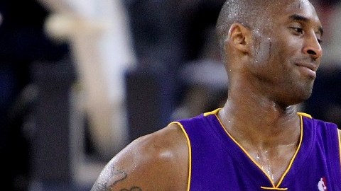 Kobe Bryant y Stephen Curry en 2010. Ese año, los Warriors terminaron a 31 juegos de distancia de los Lakers, que fueron campeones de la NBA.