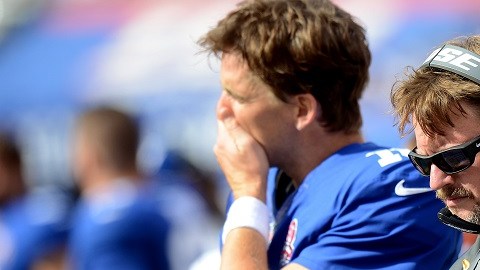 Ben McAdoo (der.) junto a Eli Manning durante un juego de la NFL en 2014.