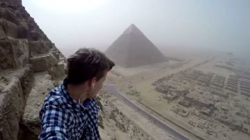 Andrej Cieselski escaló la Gran Pirámide de Guiza a plena luz del día para grabar las vistas desde la cima.