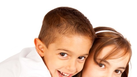 El fomentar el cariño, respeto y unidad entre los hermanos debe ser una de las prioridades de los padres dentro de la crianza de los hijos.