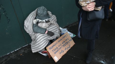 Muchos desamparados prefieren permanecer en las calles para evitar la violencia en los refugios.