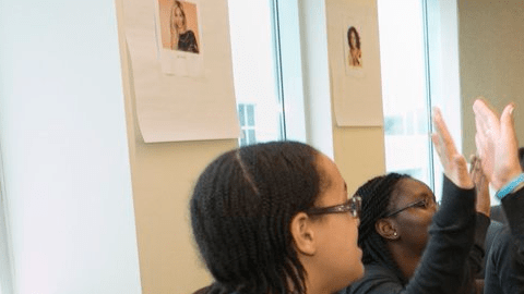 El Departamento de Educación de NYC anunció un aumento en el porcentaje de estudiantes que se gradúan de la escuela secundaria, especialmente en la comunidad hispana.