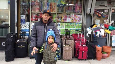 Pedro Ortiz no quiere exponer a su hijo Angel Gabriel, de 6 años, a la posibilidad de contagiarse con el virus Zika que afecta a decenas de personas en país, República Dominicana.