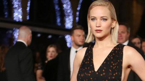 La guapa rubia posó con algunos vestidos, así como en ropa interior para la publicación.