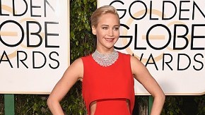 Las actrices Jennifer Lawrence y Jennifer López asistieron a los Golden Globes esta tarde pero solo una acertó con su vibrante vestido.