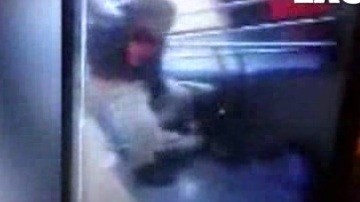 En esta imagen sacada del video se ve a un de los niños en el suelo siendo golpeado por el otro menor.