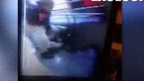 En esta imagen sacada del video se ve a un de los niños en el suelo siendo golpeado por el otro menor.