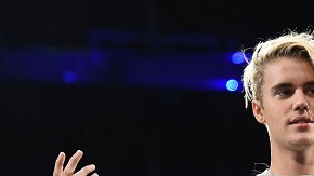 Las admiradoras del cantante podrán cambiar su playera por una que tenga la palabra correcta.
