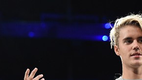 Las admiradoras del cantante podrán cambiar su playera por una que tenga la palabra correcta.