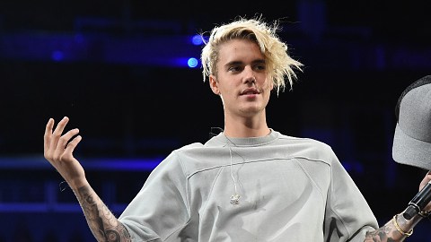 Las admiradoras del cantante podrán cambiar su playera por una que tenga la palabra correcta.