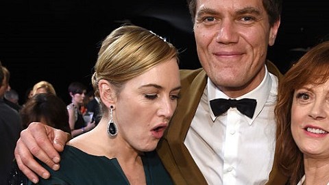 De izq. a der., los actores Kate Winslet, Michael Shannon y Susan Sarandon posan para los fotógrafos oficiales de los SAG Awards.