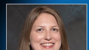 Kathryn Smith, la primera mujer en ser contratada como entrenadora asistente de tiempo completo en un equipo de la NFL.