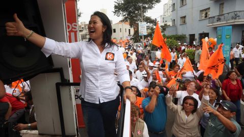 La líder del partido Fuerza Popular, Keiko Fujimori, saluda a sus simpatizantes.