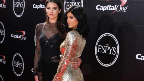 Las hermanas promocionar su línea de trajes de baño para Topshop, Kendall and Kylie.