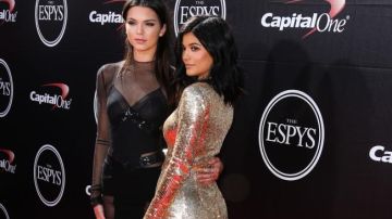 Las hermanas promocionar su línea de trajes de baño para Topshop, Kendall and Kylie.