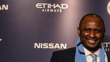 Patrick Vieira (Izq.) nuevo entrenador del NYCFC fue presentado este miércoles por Claudio Reyna (der.), director deportivo del equipo neoyorquino.