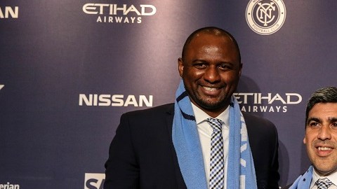 Patrick Vieira (Izq.) nuevo entrenador del NYCFC fue presentado este miércoles por Claudio Reyna (der.), director deportivo del equipo neoyorquino.