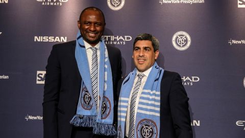 Patrick Vieira (Izq.) nuevo entrenador del NYCFC fue presentado este miércoles por Claudio Reyna (der.), director deportivo del equipo neoyorquino.