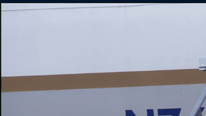 Peyton Manning desciende del avión que transportó a los Broncos de Denver a San José, en el área de San Francisco.