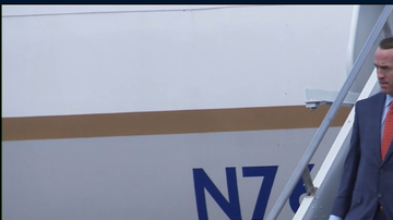 Peyton Manning desciende del avión que transportó a los Broncos de Denver a San José, en el área de San Francisco.