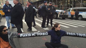 Los manifestantes realizaron actos de desobediencia civil sentándose en el suelo y bloqueando las calles alrededor del edificio federal.