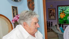 José Mujica (i), durante un encuentro con Fidel Castro (d) en La Habana, el 29 de enero de 2014.