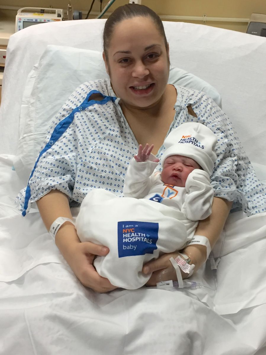 El bebé Zayden Noel y su madre Stephanie Díaz se encuentran bien en el Hospital de Coney Island.  (Cortesía)