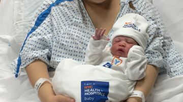 El bebé Zayden Noel y su madre Stephanie Díaz se encuentran bien en el Hospital de Coney Island.  (Cortesía)