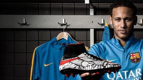 Neymar muestra sus nuevos zapatos.