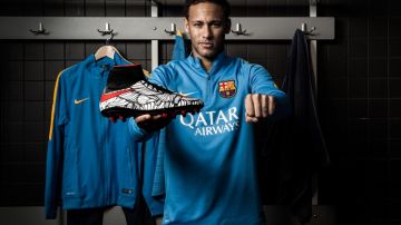 Neymar muestra sus nuevos zapatos.