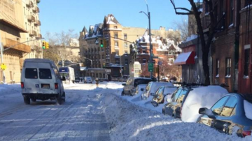 El senador Tony Avella propone una ley para obligar a los dueños de vehículos a limpiar la nieve de alrededor de sus carros antes de conducir.