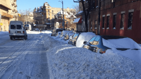 El senador Tony Avella propone una ley para obligar a los dueños de vehículos a limpiar la nieve de alrededor de sus carros antes de conducir.