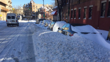 El senador Tony Avella propone una ley para obligar a los dueños de vehículos a limpiar la nieve de alrededor de sus carros antes de conducir.