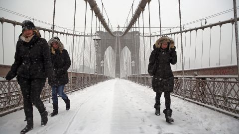 Algunos pronósticos ya indican que la Gran Manzana recibiría hasta 18 pulgadas de nieve de viernes a sábado.