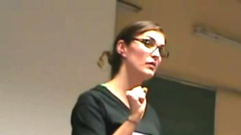 Pamela Palenciano durante una de sus actuaciones en colegios de secundaria, donde cuenta su historia como víctima de violencia machista.