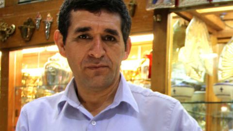 Ya comienza la fiebre por adquirir objetos alusivos a la visita papal.