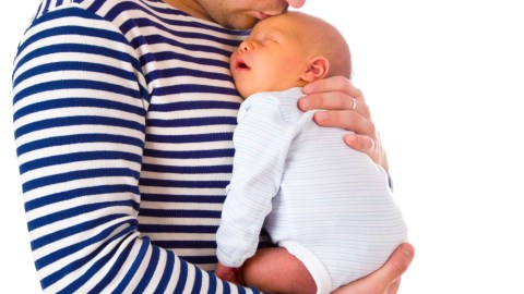 La depresión postparto en los hombres puede ser causada por las expectativas sociales y familiares frente a su rol de padre y la situación económica que vive la pareja.